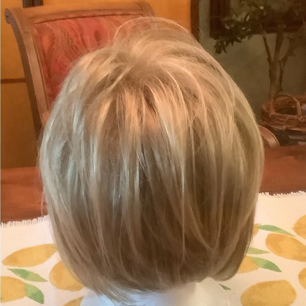 Blonde Short Layered Women's Wig - Stylish Everyday Look